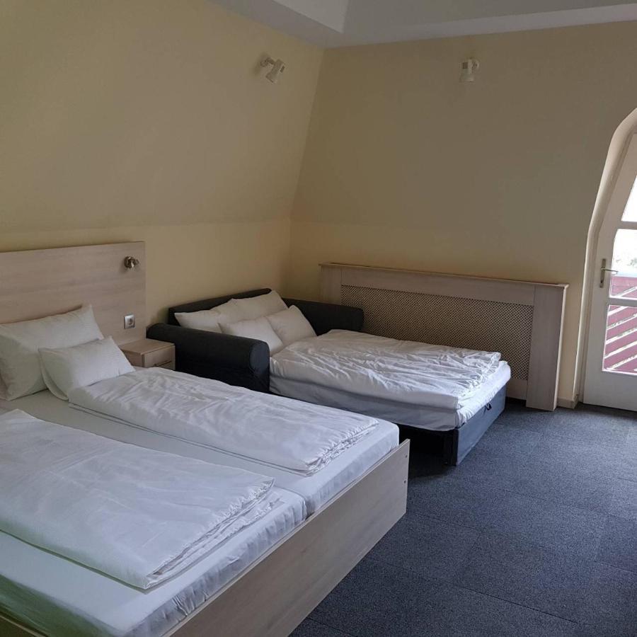 Hotel Grantek Ueduelohaz à Balatonlelle Extérieur photo