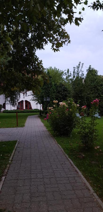 Hotel Grantek Ueduelohaz à Balatonlelle Extérieur photo