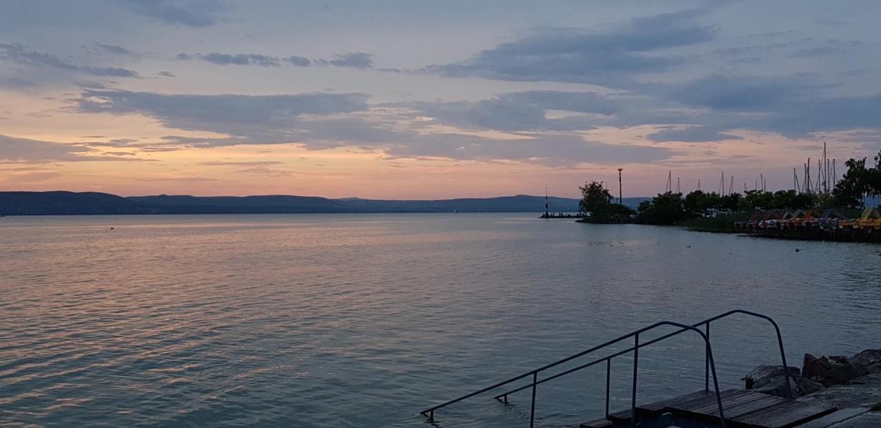 Hotel Grantek Ueduelohaz à Balatonlelle Extérieur photo
